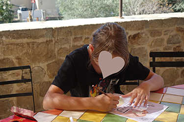 Image d'un enfant qui colore