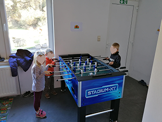 Image d'enfants jouant au baby-foot